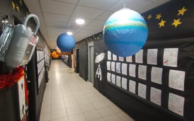 Museo Astronómico en el pasillo de primaria