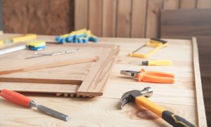 herramientas-carpintero-escritorio-madera_220873-2218 5