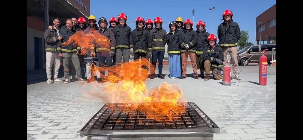 Los profesores asisten a un Curso de Extinción de Incendios en Andel 5