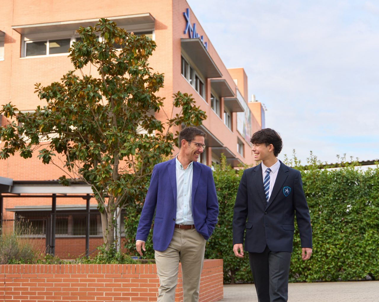 Profesor y alumno en el exterior del Colegio Andel