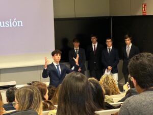 Programa Excellence Andel: proyectos que destacan en el ámbito universitario 4 Alumno del Programa Excellence Andel defendiendo su proyecto ante tribunal universitario