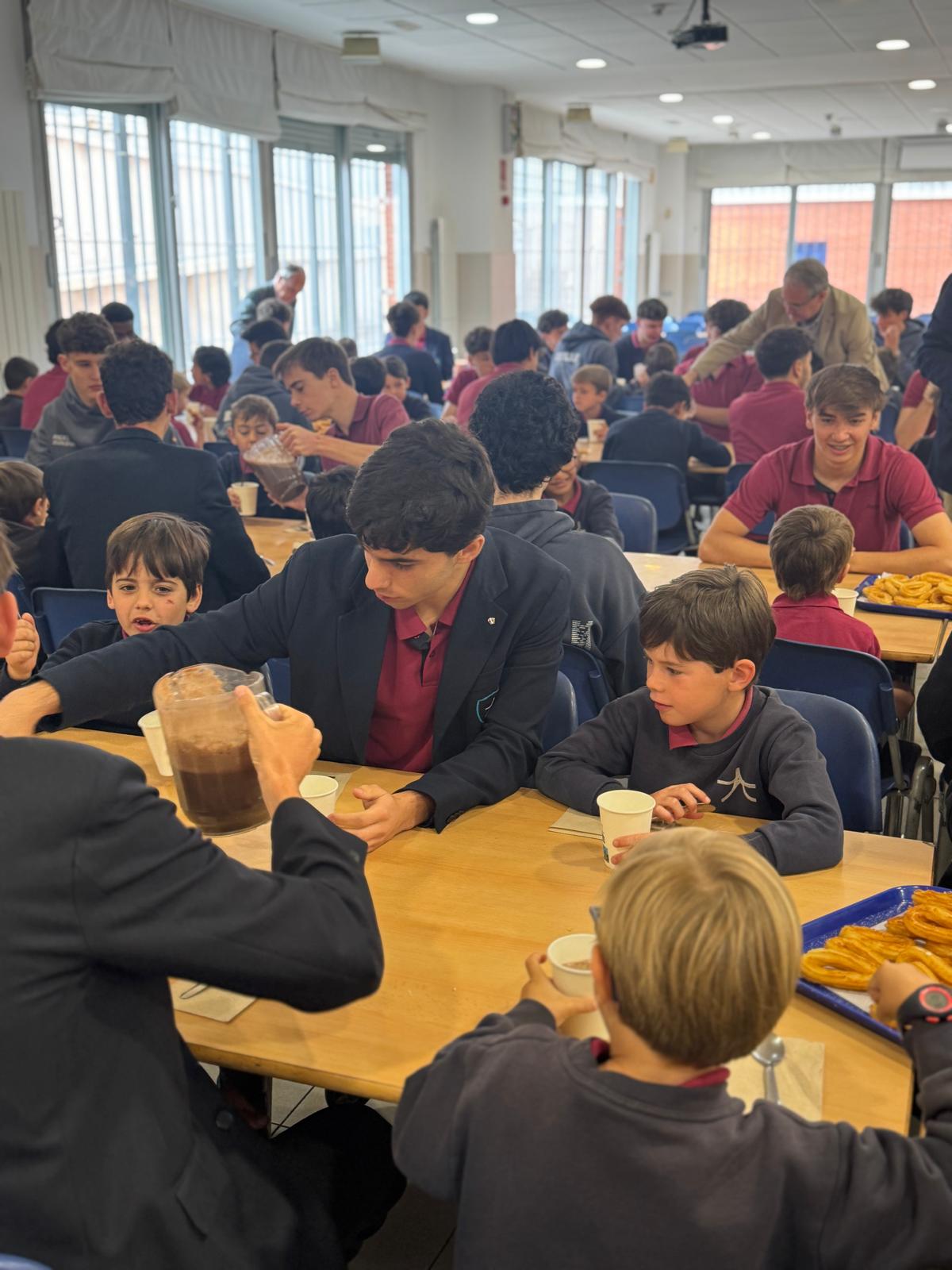 Alumnos de 1º de Primaria y 2º de Bachillerato durante el cierre del programa de apadrinamiento en el Colegio Andel