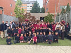 Alumnos de 1º de Primaria y 2º de bachillerato juntos
