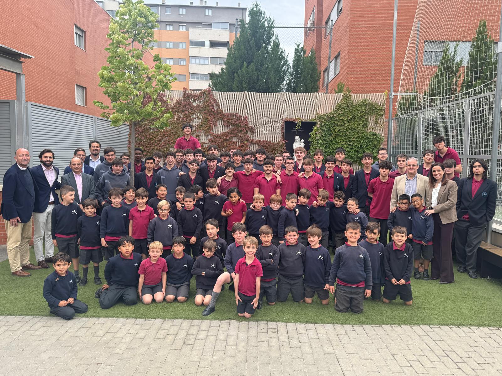 Alumnos de 1º de Primaria y 2º de bachillerato juntos