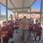 Carlos Ulecia junto a alumnos de Colegio Andel durante su despedida