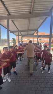 Carlos Ulecia junto a alumnos de Colegio Andel durante su despedida 5