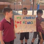 Carlos Ulecia junto a alumnos de Colegio Andel durante su despedida