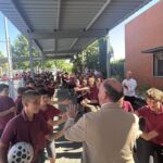 Carlos Ulecia junto a alumnos de Colegio Andel durante su despedida