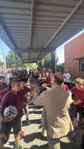 Carlos Ulecia junto a alumnos de Colegio Andel durante su despedida 5