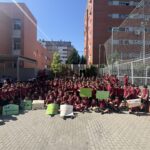 Carlos Ulecia junto a alumnos de Colegio Andel durante su despedida