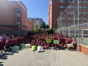 Carlos Ulecia junto a alumnos de Colegio Andel durante su despedida 5