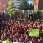 Carlos Ulecia junto a alumnos de Colegio Andel durante su despedida