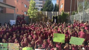 Carlos Ulecia junto a alumnos de Colegio Andel durante su despedida 5