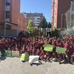 Carlos Ulecia junto a alumnos de Colegio Andel durante su despedida
