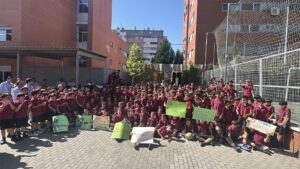 Carlos Ulecia junto a alumnos de Colegio Andel durante su despedida 5
