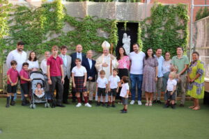 Carlos Ulecia, director de Colegio Andel, junto a alumnos durante su despedida 5