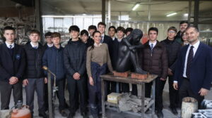 Alumnos del Quality Program de Andel en una fundición de bronce. 1