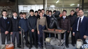 Alumnos del Quality Program de Andel en una fundición de bronce. 5