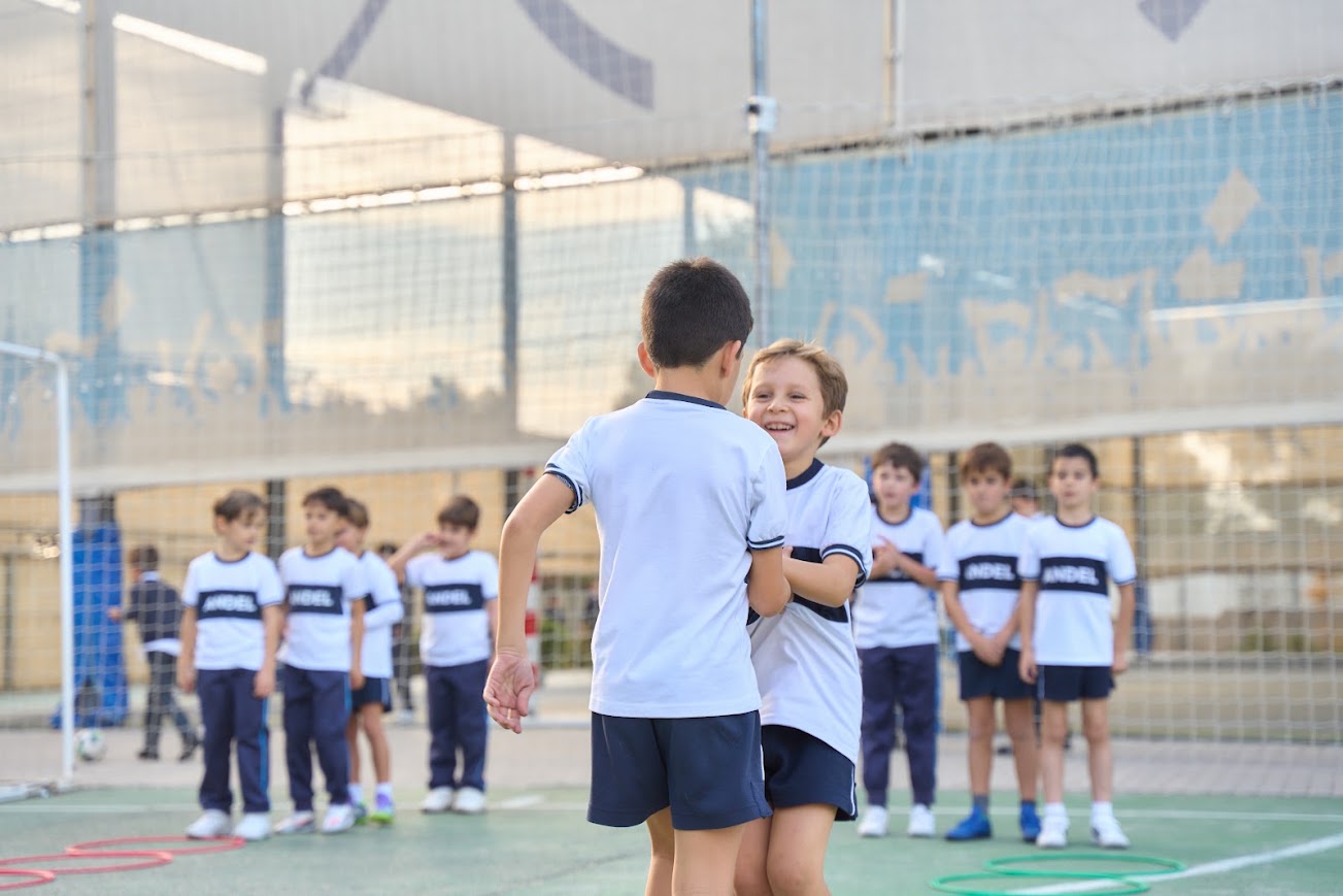 Alumnos del Colegio Andel participando en una actividad deportiva